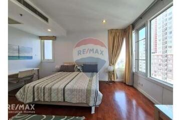 Spacious Corner Condo with Balcony, 10 Mins to BTS Phrom Phong, Prime Location on Sukhumvit 24