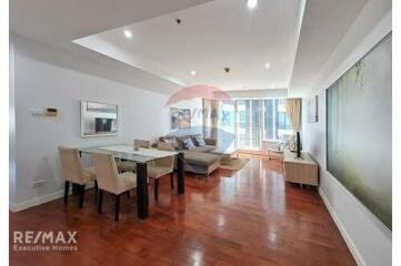 Spacious Corner Condo with Balcony, 10 Mins to BTS Phrom Phong, Prime Location on Sukhumvit 24