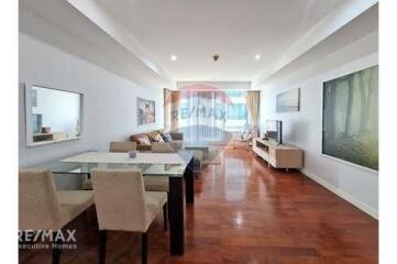 Spacious Corner Condo with Balcony, 10 Mins to BTS Phrom Phong, Prime Location on Sukhumvit 24