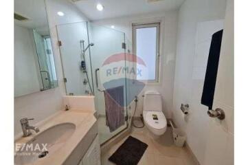 Spacious Corner Condo with Balcony, 10 Mins to BTS Phrom Phong, Prime Location on Sukhumvit 24