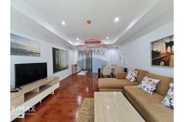 Spacious Corner Condo with Balcony, 10 Mins to BTS Phrom Phong, Prime Location on Sukhumvit 24