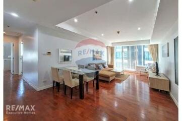 Spacious Corner Condo with Balcony, 10 Mins to BTS Phrom Phong, Prime Location on Sukhumvit 24