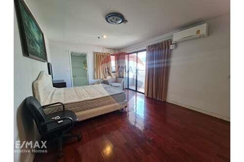 Spacious Condo with Unobstructed View in Prime Sukhumvit Location