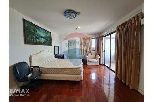 Spacious Condo with Unobstructed View in Prime Sukhumvit Location