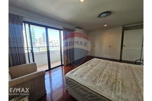 Spacious Condo with Unobstructed View in Prime Sukhumvit Location