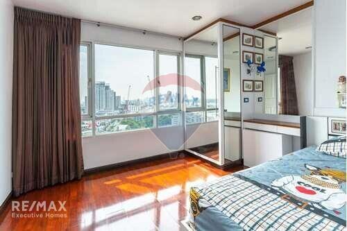 Luxurious 2-Bed Condo with Breathtaking Views, 4 Mins Walk to BTS Phra Khanong