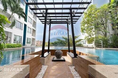 Luxurious 2-Bed Condo with Breathtaking Views, 4 Mins Walk to BTS Phra Khanong