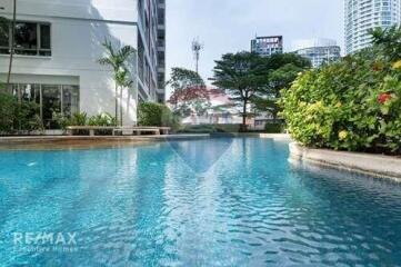 Luxurious 2-Bed Condo with Breathtaking Views, 4 Mins Walk to BTS Phra Khanong