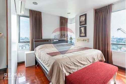 Luxurious 2-Bed Condo with Breathtaking Views, 4 Mins Walk to BTS Phra Khanong