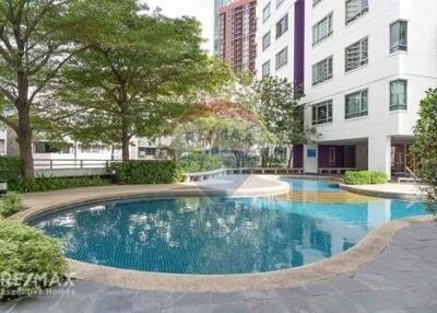 Luxurious 2-Bed Condo with Breathtaking Views, 4 Mins Walk to BTS Phra Khanong