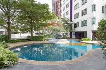 Luxurious 2-Bed Condo with Breathtaking Views, 4 Mins Walk to BTS Phra Khanong