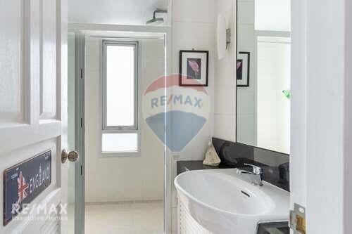 Luxurious 2-Bed Condo with Breathtaking Views, 4 Mins Walk to BTS Phra Khanong