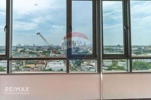 Luxurious 2-Bed Condo with Breathtaking Views, 4 Mins Walk to BTS Phra Khanong