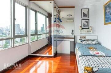 Luxurious 2-Bed Condo with Breathtaking Views, 4 Mins Walk to BTS Phra Khanong