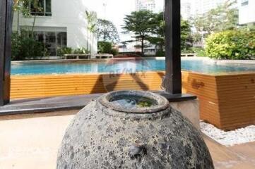 Luxurious 2-Bed Condo with Breathtaking Views, 4 Mins Walk to BTS Phra Khanong