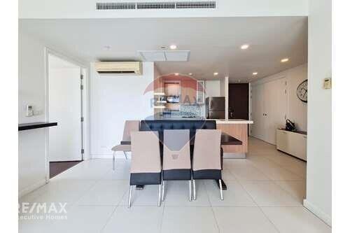 Pet-Friendly 2BR Condo in Chidlom Area, 12 Mins Walk to ARL Ratchaprarop