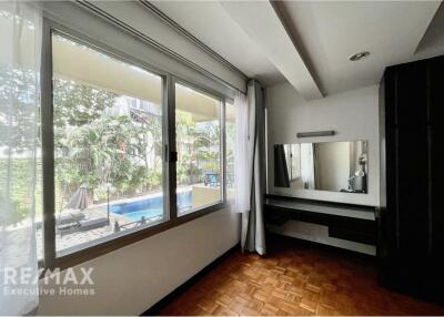 Pet-Friendly Condo in Thonglor with Easy Access to Convenient Store and Supermarket