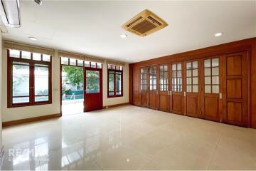 Luxurious 6 Bedroom Detached House with Private Pool in Ekkamai