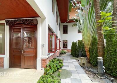 Luxurious 6 Bedroom Detached House with Private Pool in Ekkamai