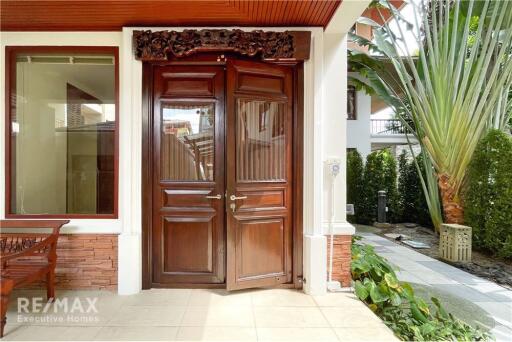 Luxurious 6 Bedroom Detached House with Private Pool in Ekkamai