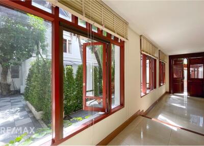 Luxurious 6 Bedroom Detached House with Private Pool in Ekkamai