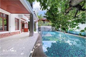 Luxurious 6 Bedroom Detached House with Private Pool in Ekkamai