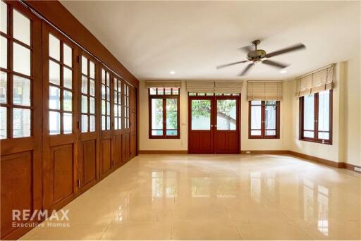 Luxurious 6 Bedroom Detached House with Private Pool in Ekkamai