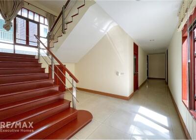 Luxurious 6 Bedroom Detached House with Private Pool in Ekkamai