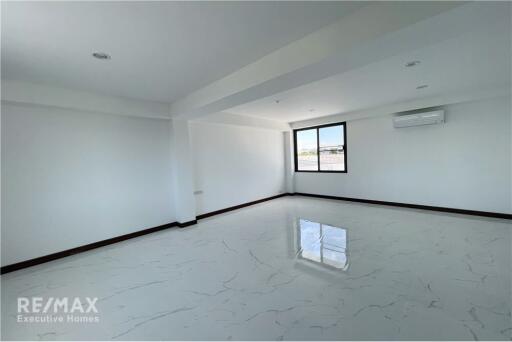 Spacious Home Office Haven: 1,000 sq.m. Building for Rent in Sukhumvit 71 - House with Commercial Space