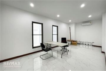 Spacious Home Office Haven: 1,000 sq.m. Building for Rent in Sukhumvit 71 - House with Commercial Space