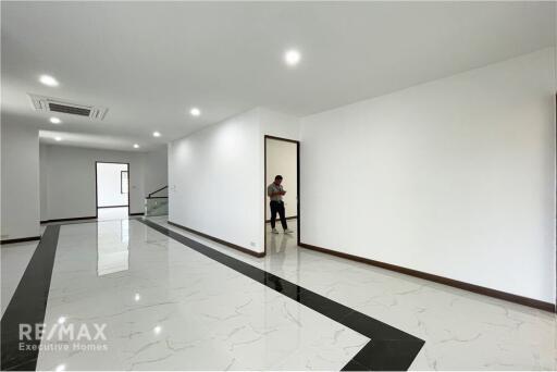 Spacious Home Office Haven: 1,000 sq.m. Building for Rent in Sukhumvit 71 - House with Commercial Space