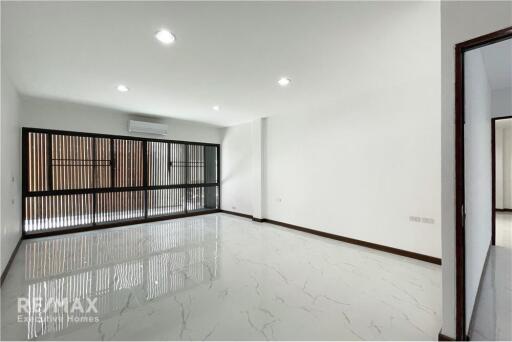 Spacious Home Office Haven: 1,000 sq.m. Building for Rent in Sukhumvit 71 - House with Commercial Space