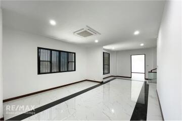 Spacious Home Office Haven: 1,000 sq.m. Building for Rent in Sukhumvit 71 - House with Commercial Space