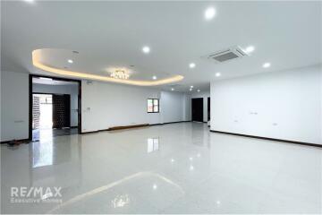 Spacious Home Office Haven: 1,000 sq.m. Building for Rent in Sukhumvit 71 - House with Commercial Space