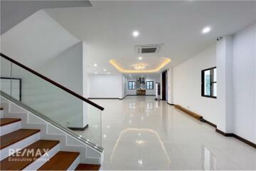 Spacious Home Office Haven: 1,000 sq.m. Building for Rent in Sukhumvit 71 - House with Commercial Space