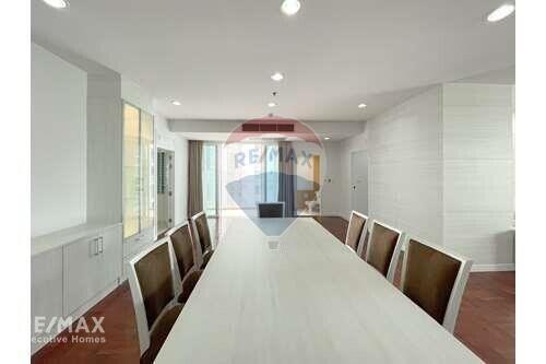 Luxurious 3 Bedroom Condo with 250 Sqm. in Phrom Phong - Newly Renovated