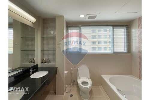 Luxurious 2 Bedroom Condo with Outstanding Amenities in Phrom Phong