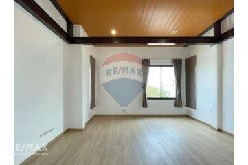 Pet-friendly Townhouse with 31 Bedrooms near BTS Ekkamai