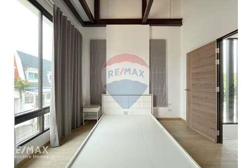 Pet-friendly Townhouse with 31 Bedrooms near BTS Ekkamai