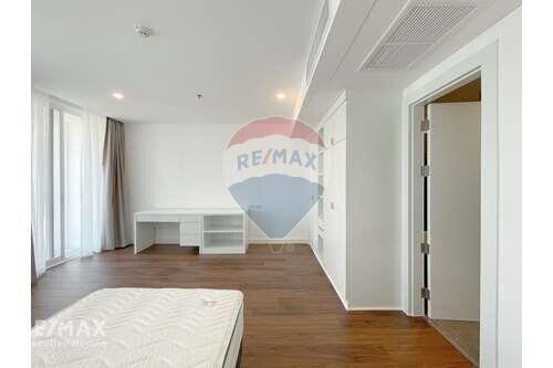 Pet Friendly 4-Bedrooms Condo with Large Balcony in Ekkamai