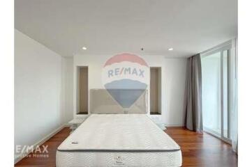 Pet Friendly 4-Bedrooms Condo with Large Balcony in Ekkamai