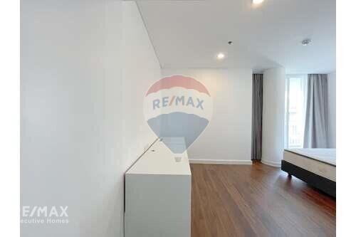 Pet Friendly 4-Bedrooms Condo with Large Balcony in Ekkamai