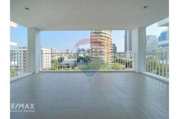 Pet Friendly 4-Bedrooms Condo with Large Balcony in Ekkamai