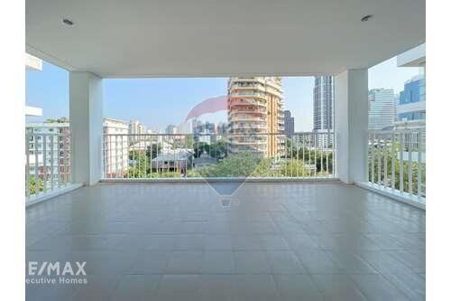 Pet Friendly 4-Bedrooms Condo with Large Balcony in Ekkamai