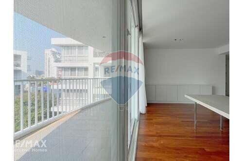 Pet Friendly 4-Bedrooms Condo with Large Balcony in Ekkamai