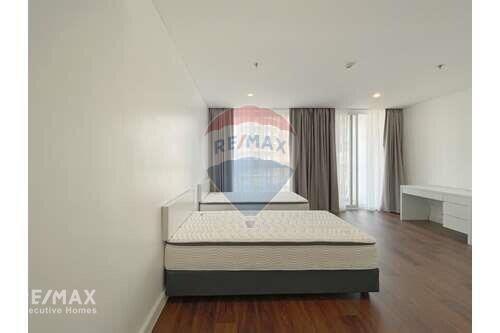 Pet Friendly 4-Bedrooms Condo with Large Balcony in Ekkamai