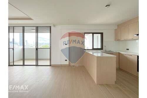 Stylishly Renovated 4-Bedroom Condo in Thong Lo