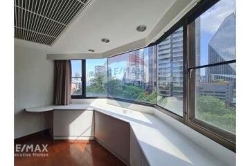 Spacious 3-Bed Condo with Maid