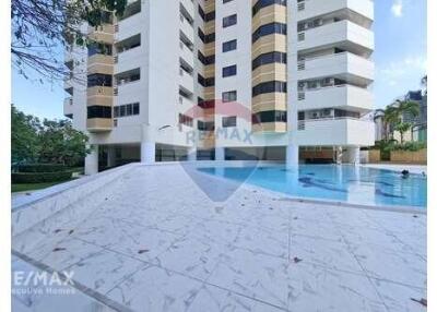 Spacious 3-Bed Condo with Maid