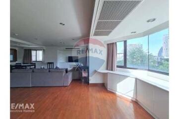 Spacious 3-Bed Condo with Maid